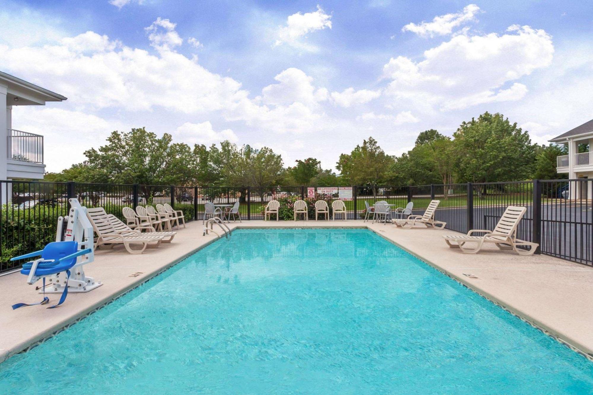 Baymont By Wyndham Florence/Muscle Shoals Exterior photo